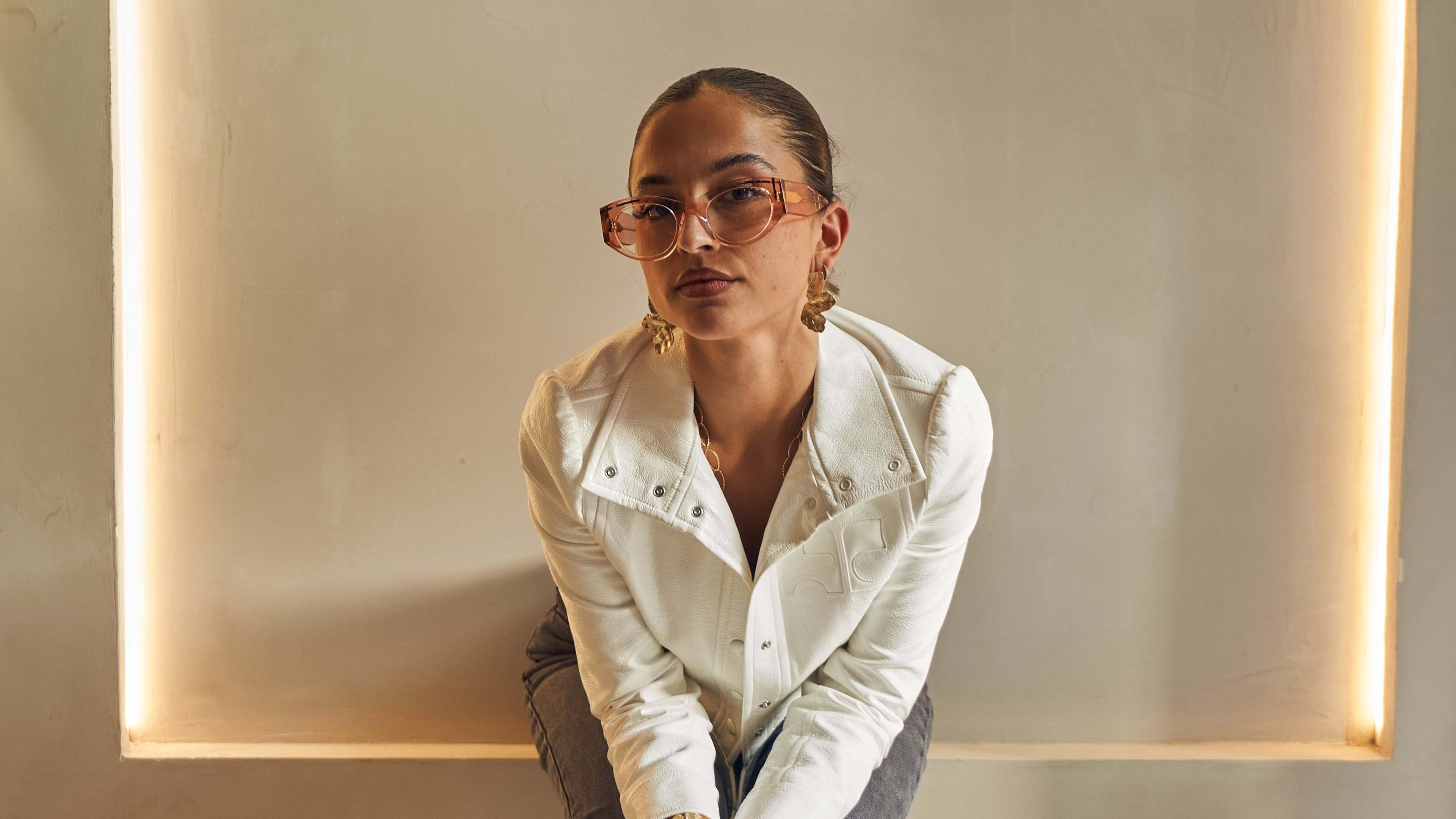 Portrait avec lunettes, recadrage plein cadre
