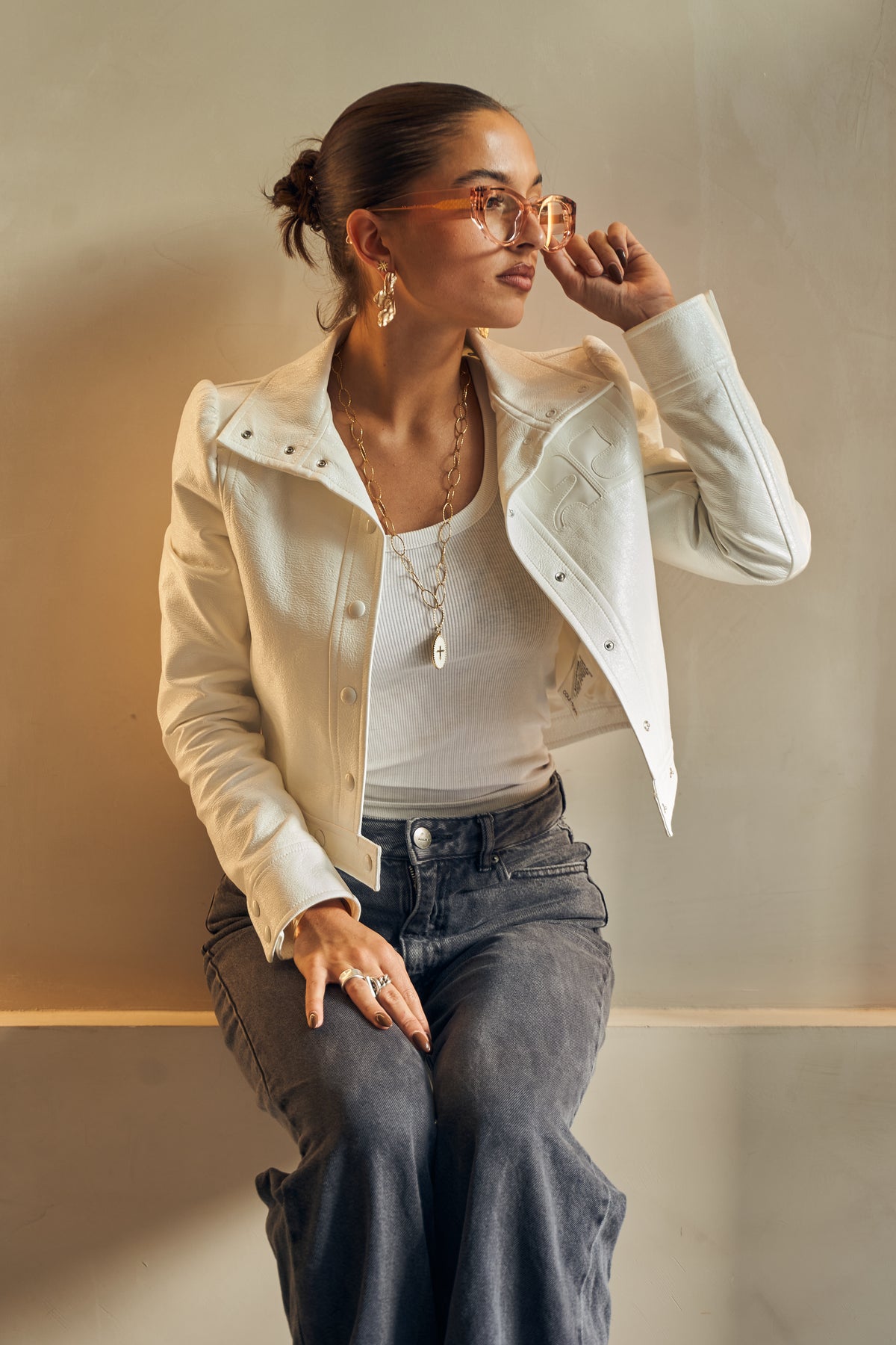 Ambiance New York — brique, lumière basse, esprit Moscot
